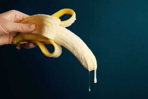 Banana pingando simulando ejaculação